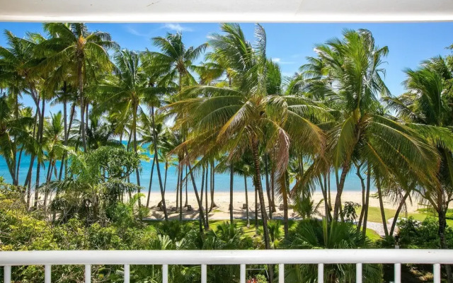 Belle Escapes - Absolute Beachfront Apartment Alamanda Resort “28”