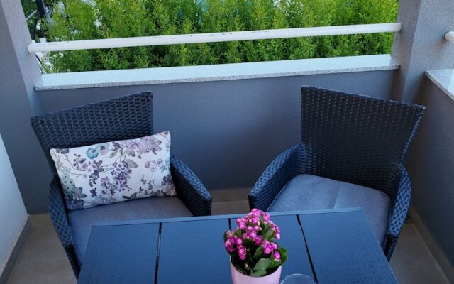 Apartment Vesna near beach with balcony
