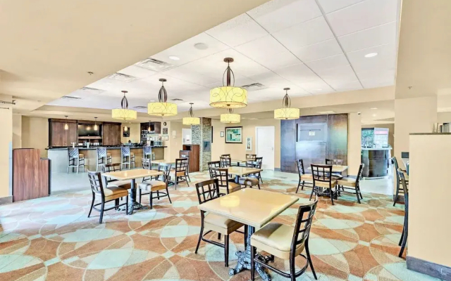 Condo w Hot Tub & Pool - Close to Universal Studio