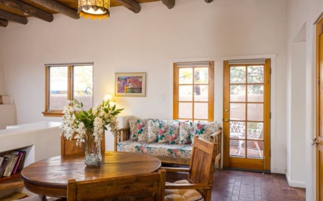 Old Santa Fe Trail - Walk Everywhere, Kiva Fireplace, Amazing Natural Light