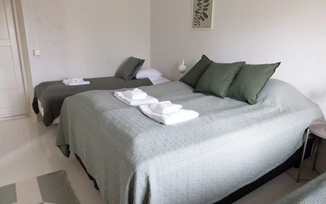 2ndhomes Cozy 2BR Home w Balcony & Sauna