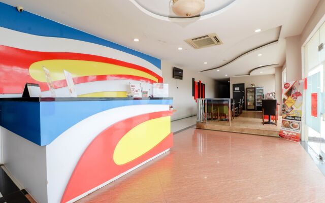 Blitz Hotel Batam Near Sultan Mahmud Ri'ayat Shah Mosque