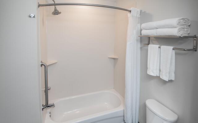 Holiday Inn Express Cleveland Airport - Brookpark by IHG