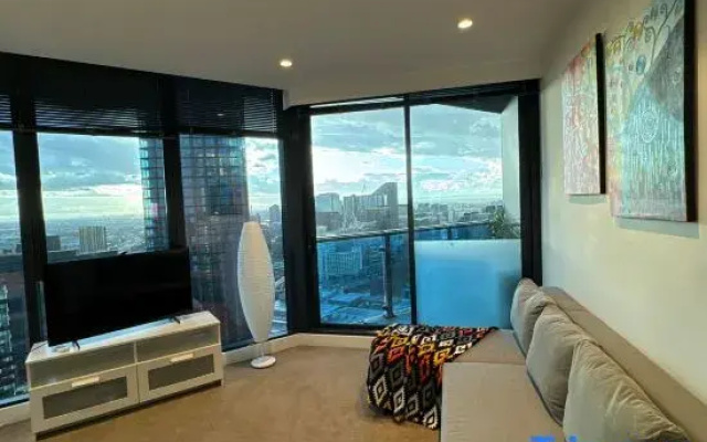 Melbourne Sky-High 2BR City Views & Free Parking
