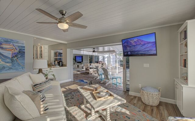 Azure Paradise on the Canal