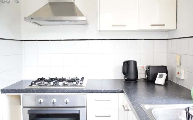 2 Bedroom Apartment With Balcony in Earls Court