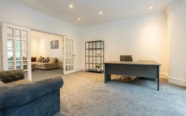 Spacious House With Parking Near Heaton Park
