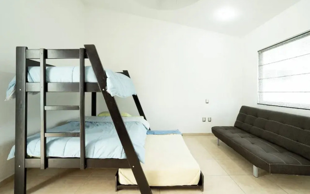 Spacious 5 Bedroom Oasis with Pool & BBQ