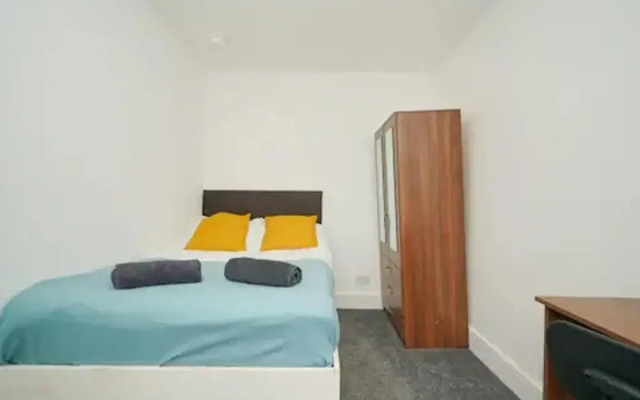 Charming Stoke-on-trent House Getaway