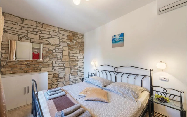 Two-Bedroom Holiday home with a Fireplace in Barban