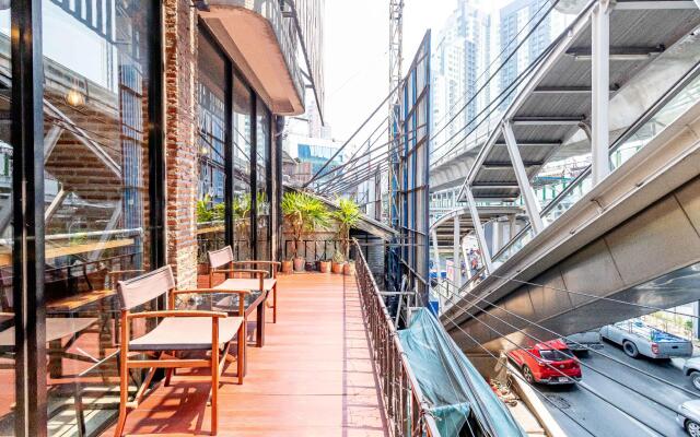 Thonglor Travellers Hostel & Cafe