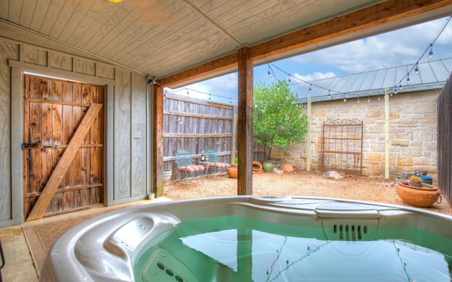 Romantic Oasis With Hot Tub Near Fred and Wineries!