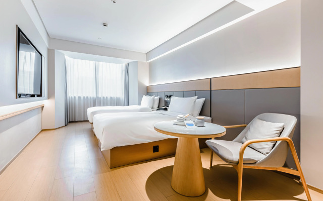 Ji Hotel (Shanghai Lujiabang Road Metro Station)