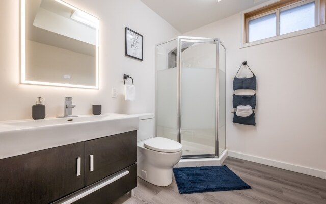 Spacious Newly Renovated 1 Bedroom Suite