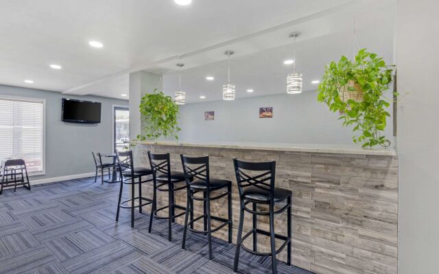 Suburban Studios Verona - Staunton North