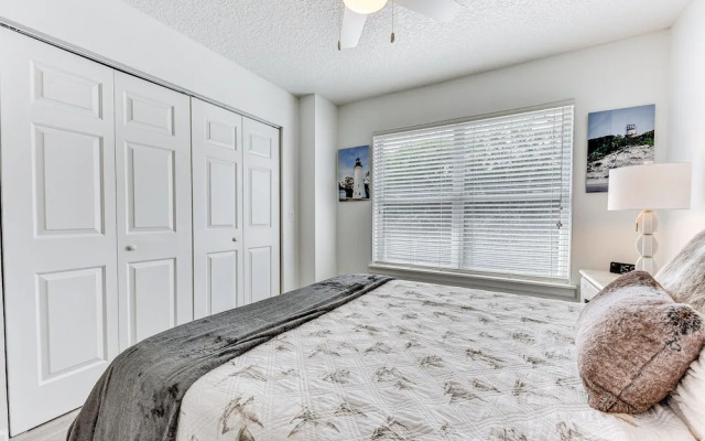 Fernandina Beach Townhome, Steps to Public Beach