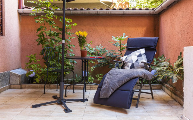 Peaceful Riverside Studio with Garage & private Patio Garden Center