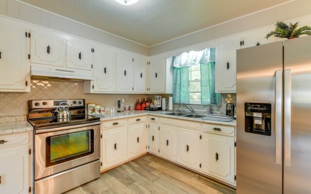 Charming Jonesville Home w/ Grill - Near Wineries!