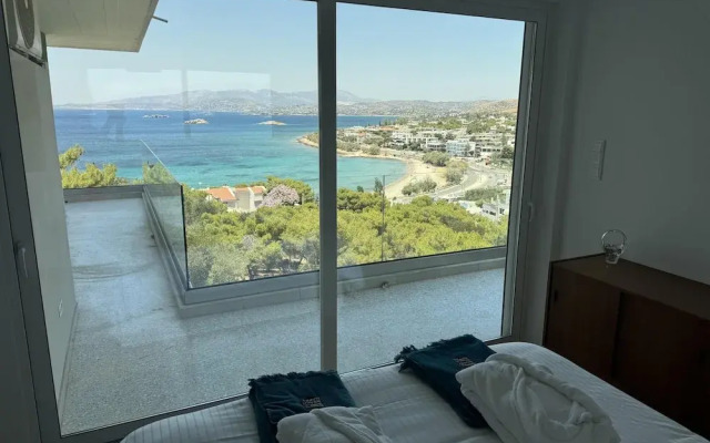 Luxurious 2-bed Seaside Apartment in Saronida
