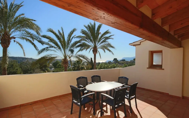 Private 4-bedroom Villa w/ Pool, Summer Kitchen & Expansive Living Space