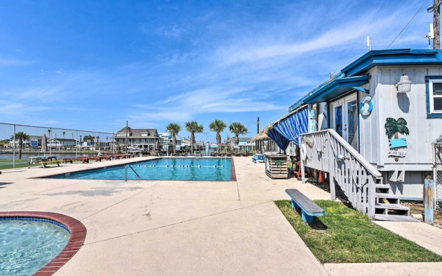 Walk to Beach: Family-friendly Galveston Home!