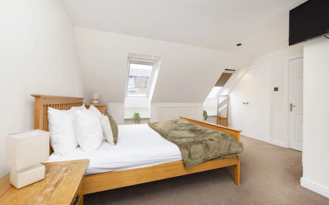 JOIVY Inviting Flat Near Edinburgh Castle W/ Parking