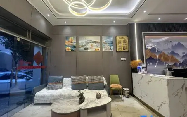 Qujing Qingyi Business Hotel
