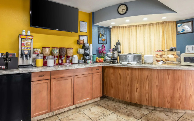Econo Lodge Inn & Suites