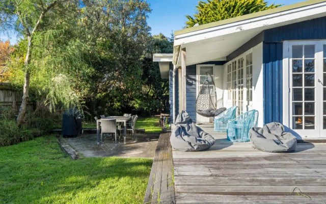 The Little Blue Bach - Waikanae Beach Holiday Home