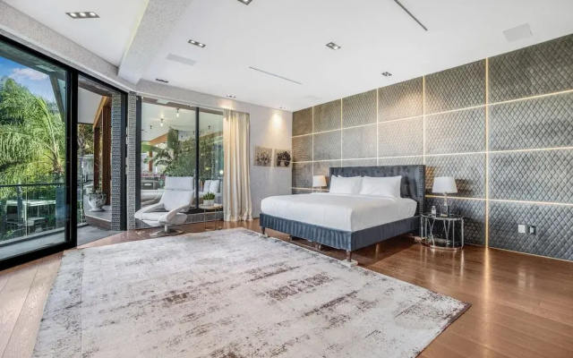 Villa Kaleida - Sleek Modern Sunset Villa With Eclectic Style & Infinity Pool