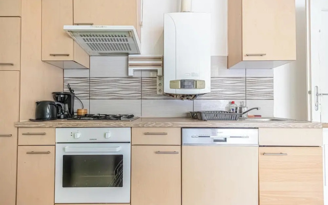 Stylish 3BR Apt With Balcony City Center