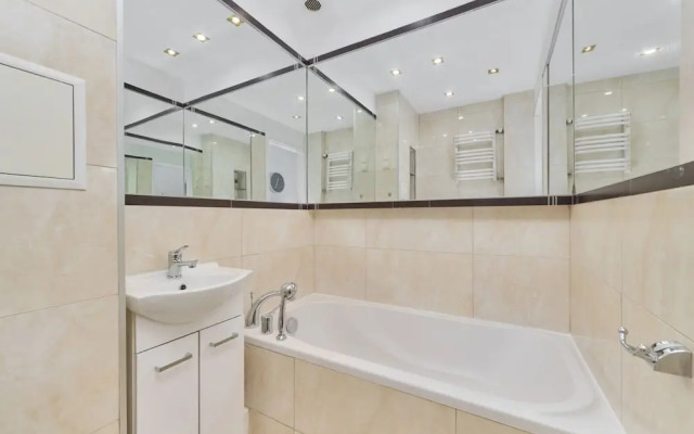 Black & White Studio by Renters