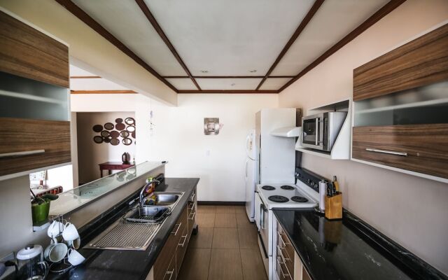 Large And Cosy Apartment With Private Garden