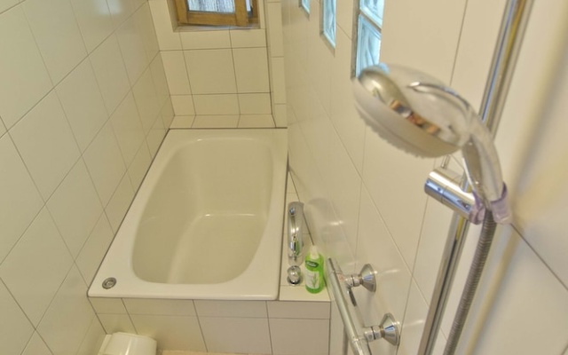 Moon's Cafe – Bathroom – Onomichi