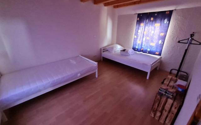 Eifelhof mit Obstbaumwiese