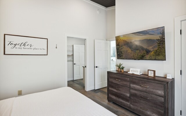 Sunset Chalet 2 Bedroom Cabin by RedAwning