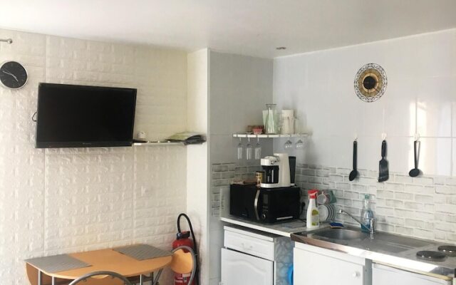 Studio in Beaune, With Enclosed Garden and Wifi