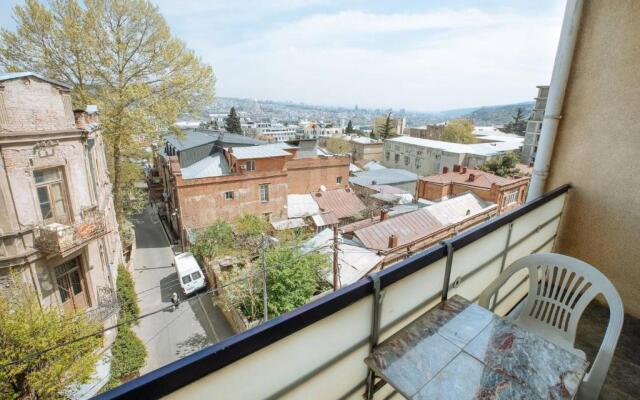 1BR apartment with balcony on Mtatsminda