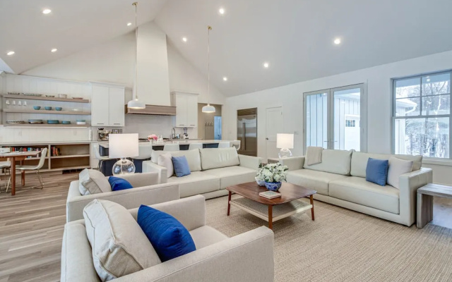 Luxury Serpent Lake Home w/ Gourmet Kitchen!