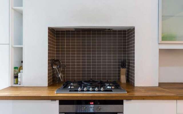 Charming 2 bed Apartment in Queen's Park W/garden