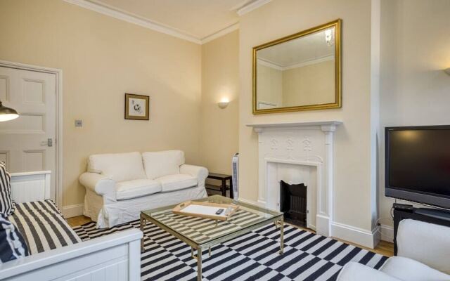 Spacious 2Bed 2Bath Apt, 5Mins To Victoria St