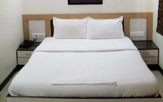 OYO 424 Hotel Apple Suites