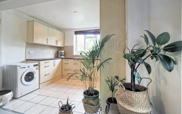 Stunning Riverside 1-bed Apartment in North London