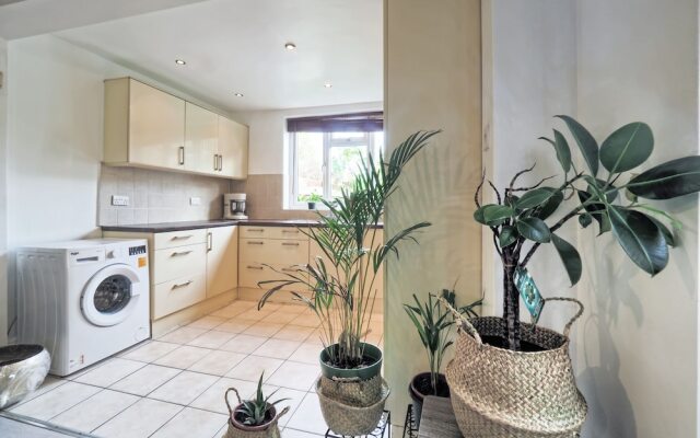 Stunning Riverside 1-bed Apartment in North London