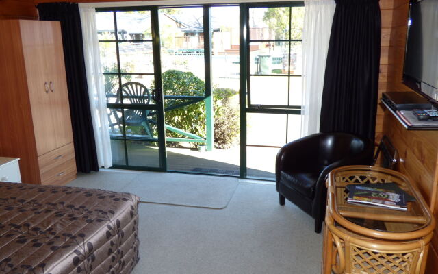 Cedarwood Lakeside Motel & Conference Venue