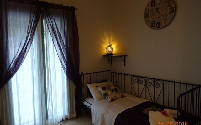 Artist's Villa Red Rose