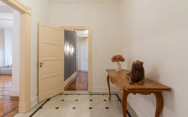 Space and Comfort in Copacabana D405