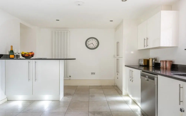 Platinum Apartment in Camden 9946