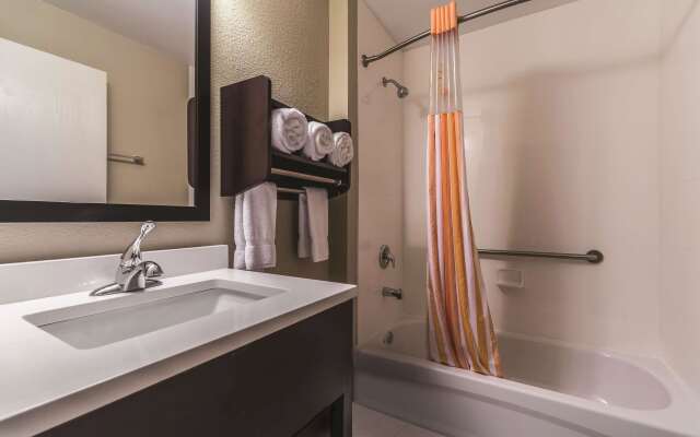 La Quinta Inn & Suites by Wyndham Collinsville - St. Louis