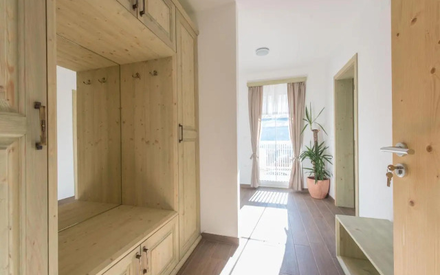 Apartments and rooms Tolc